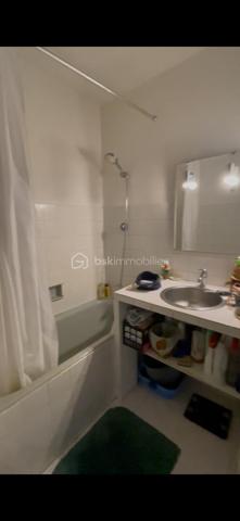 Ne passez pas à côté de cette opportunité en centre ville, cet appartement T3 climatisé est en bon état. Il est accessible par le rez-de-chaussée ce qui conviendrait à une personne à mobilité réduite et se trouve au 3ème étage côté cour. Une chambre bénéficie d'un petit extérieur. La cuisine ouverte sur le salon reste équipée. Une salle de bain avec baignoire petite mais fonctionnelle. Un parking gratuit  se trouve à 2 pas. Vous profiterez des transports en commun, du théâtre, des salles de cinémas, de tous les commerces, des écoles PLACE ST NICOLAS, EGLISES, PORT, PLAGES ETC et tout cela à pied....