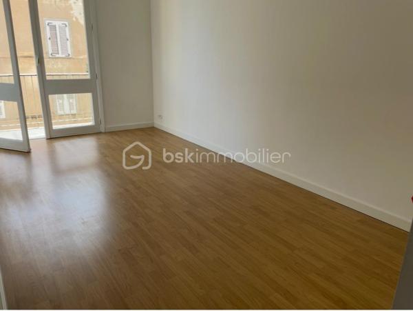 Ne passez pas à côté de cette opportunité en centre ville, cet appartement T3 climatisé est en bon état. Il est accessible par le rez-de-chaussée ce qui conviendrait à une personne à mobilité réduite et se trouve au 3ème étage côté cour. Une chambre bénéficie d'un petit extérieur. La cuisine ouverte sur le salon reste équipée. Une salle de bain avec baignoire petite mais fonctionnelle. Un parking gratuit  se trouve à 2 pas. Vous profiterez des transports en commun, du théâtre, des salles de cinémas, de tous les commerces, des écoles PLACE ST NICOLAS, EGLISES, PORT, PLAGES ETC et tout cela à pied....