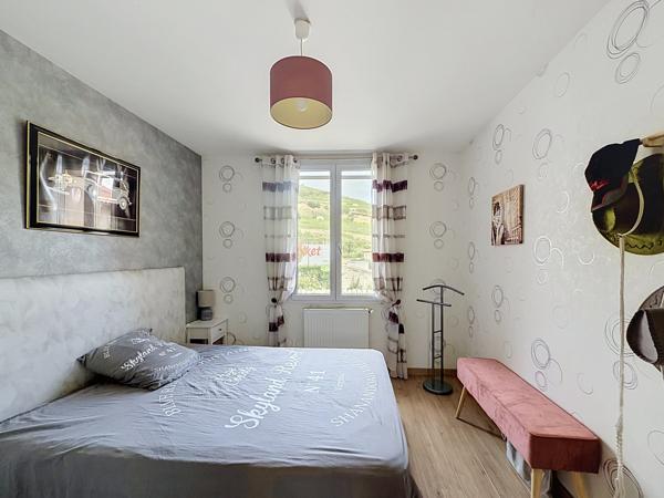 Maison
         5 pièces
        - 180 m² 374 900 € *