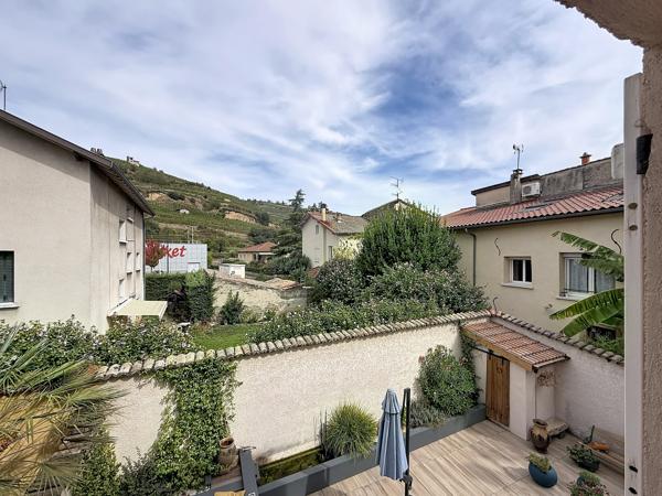 Maison
         5 pièces
        - 180 m² 374 900 € *