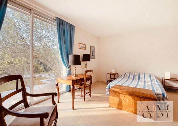 Maison d'architecte de plain pied de 264 m² édifiée sur parcelle de près de 1000 m².