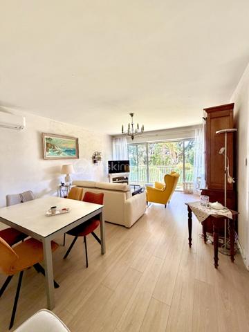 Situé dans le secteur prisé de Six-Fours-Les-Plages, Quartier Bouillibaye / Talian, cet appartement familial traversant de 85 m2 offre un cadre de vie privilégié, au calme, entouré de verdure tout en restant à proximité immédiate du centre ville et des écoles (Ecole Condorcet à 5 minutes à pieds - Collège Reynier à 10 min à pieds)

Un cadre de vie lumineux et apaisant implanté au 1er étage d'une petite copropriété agréable et parfaitement entretenue, l'appartement bénéficie d'une double exposition Est / Ouest, garantissant une luminosité optimale tout au long de la journée.
La pièce de vie et la cuisine aménagée et équipée s'ouvrent sur un grand balcon de 17 m2, véritable prolongement de l'espace intérieur.
Avec sa vue dégagée sur la végétation et l'absence totale de vis à vis, cet extérieur constitue un véritable espace de vie supplémentaire, idéal pour les repas en famille ou les moments de détente.

Un espace nuit confortable et fonctionnel :
. Chambre 1 : 15 m2 avec rangements donnant sur le balcon
. Chambre 2 : 13 m2 avec rangement + une fermeture de loggia privative de 4 m2
. Chambre 3 : 12 m2 avec rangement + une fermeture de loggia privative de 4 m2
. Une salle d'eau moderne et un WC indépendant.

La distribution traversante assure confort, luminosité et ventilation naturelle.

Les prestations "Plus":
. Appartement sain  et rénové ;
. Confort thermique : Climatisation réversible, double vitrage.
. Praticité : Volets roulants motorisés isolés ;

Les points forts :
. Aucun vis-à-vis ;
. Résidence à taille humaine ;
. Environnement calme.

Une cave vient finaliser les atouts de cet appartement. 
Le stationnement reste aisé au sein de cette copropriété. Cependant, un garage peut être proposé à l'achat en supplément.

Un bien parfait par son emplacement stratégique, sa tranquillité, ses volumes généreux. Un bien idéal pour une famille souhaitant conjuguer confort, proximité et sérénité.

RARE SUR LE SECTEUR !

Nous sommes disponibles 7 jours sur 7 pour répondre à vos interrogations et organiser une visite découverte.