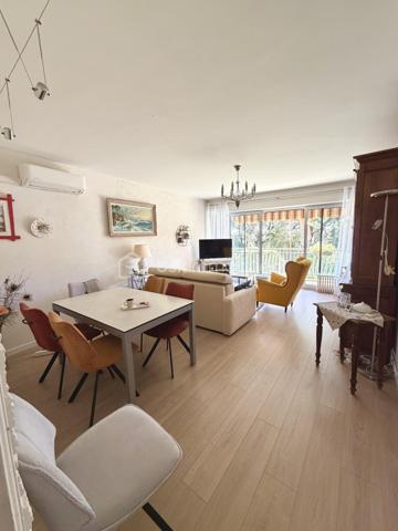 Situé dans le secteur prisé de Six-Fours-Les-Plages, Quartier Bouillibaye / Talian, cet appartement familial traversant de 85 m2 offre un cadre de vie privilégié, au calme, entouré de verdure tout en restant à proximité immédiate du centre ville et des écoles (Ecole Condorcet à 5 minutes à pieds - Collège Reynier à 10 min à pieds)

Un cadre de vie lumineux et apaisant implanté au 1er étage d'une petite copropriété agréable et parfaitement entretenue, l'appartement bénéficie d'une double exposition Est / Ouest, garantissant une luminosité optimale tout au long de la journée.
La pièce de vie et la cuisine aménagée et équipée s'ouvrent sur un grand balcon de 17 m2, véritable prolongement de l'espace intérieur.
Avec sa vue dégagée sur la végétation et l'absence totale de vis à vis, cet extérieur constitue un véritable espace de vie supplémentaire, idéal pour les repas en famille ou les moments de détente.

Un espace nuit confortable et fonctionnel :
. Chambre 1 : 15 m2 avec rangements donnant sur le balcon
. Chambre 2 : 13 m2 avec rangement + une fermeture de loggia privative de 4 m2
. Chambre 3 : 12 m2 avec rangement + une fermeture de loggia privative de 4 m2
. Une salle d'eau moderne et un WC indépendant.

La distribution traversante assure confort, luminosité et ventilation naturelle.

Les prestations "Plus":
. Appartement sain  et rénové ;
. Confort thermique : Climatisation réversible, double vitrage.
. Praticité : Volets roulants motorisés isolés ;

Les points forts :
. Aucun vis-à-vis ;
. Résidence à taille humaine ;
. Environnement calme.

Une cave vient finaliser les atouts de cet appartement. 
Le stationnement reste aisé au sein de cette copropriété. Cependant, un garage peut être proposé à l'achat en supplément.

Un bien parfait par son emplacement stratégique, sa tranquillité, ses volumes généreux. Un bien idéal pour une famille souhaitant conjuguer confort, proximité et sérénité.

RARE SUR LE SECTEUR !

Nous sommes disponibles 7 jours sur 7 pour répondre à vos interrogations et organiser une visite découverte.