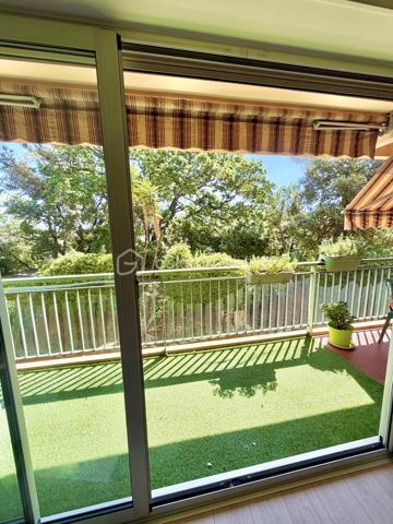 Situé dans le secteur prisé de Six-Fours-Les-Plages, Quartier Bouillibaye / Talian, cet appartement familial traversant de 85 m2 offre un cadre de vie privilégié, au calme, entouré de verdure tout en restant à proximité immédiate du centre ville et des écoles (Ecole Condorcet à 5 minutes à pieds - Collège Reynier à 10 min à pieds)

Un cadre de vie lumineux et apaisant implanté au 1er étage d'une petite copropriété agréable et parfaitement entretenue, l'appartement bénéficie d'une double exposition Est / Ouest, garantissant une luminosité optimale tout au long de la journée.
La pièce de vie et la cuisine aménagée et équipée s'ouvrent sur un grand balcon de 17 m2, véritable prolongement de l'espace intérieur.
Avec sa vue dégagée sur la végétation et l'absence totale de vis à vis, cet extérieur constitue un véritable espace de vie supplémentaire, idéal pour les repas en famille ou les moments de détente.

Un espace nuit confortable et fonctionnel :
. Chambre 1 : 15 m2 avec rangements donnant sur le balcon
. Chambre 2 : 13 m2 avec rangement + une fermeture de loggia privative de 4 m2
. Chambre 3 : 12 m2 avec rangement + une fermeture de loggia privative de 4 m2
. Une salle d'eau moderne et un WC indépendant.

La distribution traversante assure confort, luminosité et ventilation naturelle.

Les prestations "Plus":
. Appartement sain  et rénové ;
. Confort thermique : Climatisation réversible, double vitrage.
. Praticité : Volets roulants motorisés isolés ;

Les points forts :
. Aucun vis-à-vis ;
. Résidence à taille humaine ;
. Environnement calme.

Une cave vient finaliser les atouts de cet appartement. 
Le stationnement reste aisé au sein de cette copropriété. Cependant, un garage peut être proposé à l'achat en supplément.

Un bien parfait par son emplacement stratégique, sa tranquillité, ses volumes généreux. Un bien idéal pour une famille souhaitant conjuguer confort, proximité et sérénité.

RARE SUR LE SECTEUR !

Nous sommes disponibles 7 jours sur 7 pour répondre à vos interrogations et organiser une visite découverte.