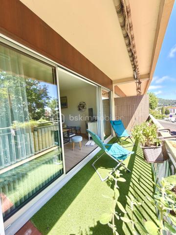 Situé dans le secteur prisé de Six-Fours-Les-Plages, Quartier Bouillibaye / Talian, cet appartement familial traversant de 85 m2 offre un cadre de vie privilégié, au calme, entouré de verdure tout en restant à proximité immédiate du centre ville et des écoles (Ecole Condorcet à 5 minutes à pieds - Collège Reynier à 10 min à pieds)

Un cadre de vie lumineux et apaisant implanté au 1er étage d'une petite copropriété agréable et parfaitement entretenue, l'appartement bénéficie d'une double exposition Est / Ouest, garantissant une luminosité optimale tout au long de la journée.
La pièce de vie et la cuisine aménagée et équipée s'ouvrent sur un grand balcon de 17 m2, véritable prolongement de l'espace intérieur.
Avec sa vue dégagée sur la végétation et l'absence totale de vis à vis, cet extérieur constitue un véritable espace de vie supplémentaire, idéal pour les repas en famille ou les moments de détente.

Un espace nuit confortable et fonctionnel :
. Chambre 1 : 15 m2 avec rangements donnant sur le balcon
. Chambre 2 : 13 m2 avec rangement + une fermeture de loggia privative de 4 m2
. Chambre 3 : 12 m2 avec rangement + une fermeture de loggia privative de 4 m2
. Une salle d'eau moderne et un WC indépendant.

La distribution traversante assure confort, luminosité et ventilation naturelle.

Les prestations "Plus":
. Appartement sain  et rénové ;
. Confort thermique : Climatisation réversible, double vitrage.
. Praticité : Volets roulants motorisés isolés ;

Les points forts :
. Aucun vis-à-vis ;
. Résidence à taille humaine ;
. Environnement calme.

Une cave vient finaliser les atouts de cet appartement. 
Le stationnement reste aisé au sein de cette copropriété. Cependant, un garage peut être proposé à l'achat en supplément.

Un bien parfait par son emplacement stratégique, sa tranquillité, ses volumes généreux. Un bien idéal pour une famille souhaitant conjuguer confort, proximité et sérénité.

RARE SUR LE SECTEUR !

Nous sommes disponibles 7 jours sur 7 pour répondre à vos interrogations et organiser une visite découverte.