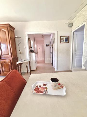Situé dans le secteur prisé de Six-Fours-Les-Plages, Quartier Bouillibaye / Talian, cet appartement familial traversant de 85 m2 offre un cadre de vie privilégié, au calme, entouré de verdure tout en restant à proximité immédiate du centre ville et des écoles (Ecole Condorcet à 5 minutes à pieds - Collège Reynier à 10 min à pieds)

Un cadre de vie lumineux et apaisant implanté au 1er étage d'une petite copropriété agréable et parfaitement entretenue, l'appartement bénéficie d'une double exposition Est / Ouest, garantissant une luminosité optimale tout au long de la journée.
La pièce de vie et la cuisine aménagée et équipée s'ouvrent sur un grand balcon de 17 m2, véritable prolongement de l'espace intérieur.
Avec sa vue dégagée sur la végétation et l'absence totale de vis à vis, cet extérieur constitue un véritable espace de vie supplémentaire, idéal pour les repas en famille ou les moments de détente.

Un espace nuit confortable et fonctionnel :
. Chambre 1 : 15 m2 avec rangements donnant sur le balcon
. Chambre 2 : 13 m2 avec rangement + une fermeture de loggia privative de 4 m2
. Chambre 3 : 12 m2 avec rangement + une fermeture de loggia privative de 4 m2
. Une salle d'eau moderne et un WC indépendant.

La distribution traversante assure confort, luminosité et ventilation naturelle.

Les prestations "Plus":
. Appartement sain  et rénové ;
. Confort thermique : Climatisation réversible, double vitrage.
. Praticité : Volets roulants motorisés isolés ;

Les points forts :
. Aucun vis-à-vis ;
. Résidence à taille humaine ;
. Environnement calme.

Une cave vient finaliser les atouts de cet appartement. 
Le stationnement reste aisé au sein de cette copropriété. Cependant, un garage peut être proposé à l'achat en supplément.

Un bien parfait par son emplacement stratégique, sa tranquillité, ses volumes généreux. Un bien idéal pour une famille souhaitant conjuguer confort, proximité et sérénité.

RARE SUR LE SECTEUR !

Nous sommes disponibles 7 jours sur 7 pour répondre à vos interrogations et organiser une visite découverte.