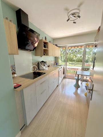 Situé dans le secteur prisé de Six-Fours-Les-Plages, Quartier Bouillibaye / Talian, cet appartement familial traversant de 85 m2 offre un cadre de vie privilégié, au calme, entouré de verdure tout en restant à proximité immédiate du centre ville et des écoles (Ecole Condorcet à 5 minutes à pieds - Collège Reynier à 10 min à pieds)

Un cadre de vie lumineux et apaisant implanté au 1er étage d'une petite copropriété agréable et parfaitement entretenue, l'appartement bénéficie d'une double exposition Est / Ouest, garantissant une luminosité optimale tout au long de la journée.
La pièce de vie et la cuisine aménagée et équipée s'ouvrent sur un grand balcon de 17 m2, véritable prolongement de l'espace intérieur.
Avec sa vue dégagée sur la végétation et l'absence totale de vis à vis, cet extérieur constitue un véritable espace de vie supplémentaire, idéal pour les repas en famille ou les moments de détente.

Un espace nuit confortable et fonctionnel :
. Chambre 1 : 15 m2 avec rangements donnant sur le balcon
. Chambre 2 : 13 m2 avec rangement + une fermeture de loggia privative de 4 m2
. Chambre 3 : 12 m2 avec rangement + une fermeture de loggia privative de 4 m2
. Une salle d'eau moderne et un WC indépendant.

La distribution traversante assure confort, luminosité et ventilation naturelle.

Les prestations "Plus":
. Appartement sain  et rénové ;
. Confort thermique : Climatisation réversible, double vitrage.
. Praticité : Volets roulants motorisés isolés ;

Les points forts :
. Aucun vis-à-vis ;
. Résidence à taille humaine ;
. Environnement calme.

Une cave vient finaliser les atouts de cet appartement. 
Le stationnement reste aisé au sein de cette copropriété. Cependant, un garage peut être proposé à l'achat en supplément.

Un bien parfait par son emplacement stratégique, sa tranquillité, ses volumes généreux. Un bien idéal pour une famille souhaitant conjuguer confort, proximité et sérénité.

RARE SUR LE SECTEUR !

Nous sommes disponibles 7 jours sur 7 pour répondre à vos interrogations et organiser une visite découverte.