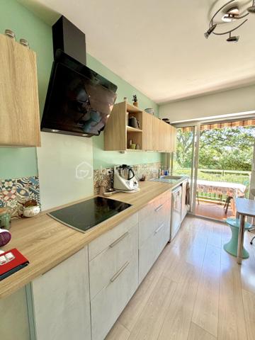 Situé dans le secteur prisé de Six-Fours-Les-Plages, Quartier Bouillibaye / Talian, cet appartement familial traversant de 85 m2 offre un cadre de vie privilégié, au calme, entouré de verdure tout en restant à proximité immédiate du centre ville et des écoles (Ecole Condorcet à 5 minutes à pieds - Collège Reynier à 10 min à pieds)

Un cadre de vie lumineux et apaisant implanté au 1er étage d'une petite copropriété agréable et parfaitement entretenue, l'appartement bénéficie d'une double exposition Est / Ouest, garantissant une luminosité optimale tout au long de la journée.
La pièce de vie et la cuisine aménagée et équipée s'ouvrent sur un grand balcon de 17 m2, véritable prolongement de l'espace intérieur.
Avec sa vue dégagée sur la végétation et l'absence totale de vis à vis, cet extérieur constitue un véritable espace de vie supplémentaire, idéal pour les repas en famille ou les moments de détente.

Un espace nuit confortable et fonctionnel :
. Chambre 1 : 15 m2 avec rangements donnant sur le balcon
. Chambre 2 : 13 m2 avec rangement + une fermeture de loggia privative de 4 m2
. Chambre 3 : 12 m2 avec rangement + une fermeture de loggia privative de 4 m2
. Une salle d'eau moderne et un WC indépendant.

La distribution traversante assure confort, luminosité et ventilation naturelle.

Les prestations "Plus":
. Appartement sain  et rénové ;
. Confort thermique : Climatisation réversible, double vitrage.
. Praticité : Volets roulants motorisés isolés ;

Les points forts :
. Aucun vis-à-vis ;
. Résidence à taille humaine ;
. Environnement calme.

Une cave vient finaliser les atouts de cet appartement. 
Le stationnement reste aisé au sein de cette copropriété. Cependant, un garage peut être proposé à l'achat en supplément.

Un bien parfait par son emplacement stratégique, sa tranquillité, ses volumes généreux. Un bien idéal pour une famille souhaitant conjuguer confort, proximité et sérénité.

RARE SUR LE SECTEUR !

Nous sommes disponibles 7 jours sur 7 pour répondre à vos interrogations et organiser une visite découverte.