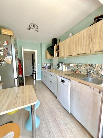 Situé dans le secteur prisé de Six-Fours-Les-Plages, Quartier Bouillibaye / Talian, cet appartement familial traversant de 85 m2 offre un cadre de vie privilégié, au calme, entouré de verdure tout en restant à proximité immédiate du centre ville et des écoles (Ecole Condorcet à 5 minutes à pieds - Collège Reynier à 10 min à pieds)

Un cadre de vie lumineux et apaisant implanté au 1er étage d'une petite copropriété agréable et parfaitement entretenue, l'appartement bénéficie d'une double exposition Est / Ouest, garantissant une luminosité optimale tout au long de la journée.
La pièce de vie et la cuisine aménagée et équipée s'ouvrent sur un grand balcon de 17 m2, véritable prolongement de l'espace intérieur.
Avec sa vue dégagée sur la végétation et l'absence totale de vis à vis, cet extérieur constitue un véritable espace de vie supplémentaire, idéal pour les repas en famille ou les moments de détente.

Un espace nuit confortable et fonctionnel :
. Chambre 1 : 15 m2 avec rangements donnant sur le balcon
. Chambre 2 : 13 m2 avec rangement + une fermeture de loggia privative de 4 m2
. Chambre 3 : 12 m2 avec rangement + une fermeture de loggia privative de 4 m2
. Une salle d'eau moderne et un WC indépendant.

La distribution traversante assure confort, luminosité et ventilation naturelle.

Les prestations "Plus":
. Appartement sain  et rénové ;
. Confort thermique : Climatisation réversible, double vitrage.
. Praticité : Volets roulants motorisés isolés ;

Les points forts :
. Aucun vis-à-vis ;
. Résidence à taille humaine ;
. Environnement calme.

Une cave vient finaliser les atouts de cet appartement. 
Le stationnement reste aisé au sein de cette copropriété. Cependant, un garage peut être proposé à l'achat en supplément.

Un bien parfait par son emplacement stratégique, sa tranquillité, ses volumes généreux. Un bien idéal pour une famille souhaitant conjuguer confort, proximité et sérénité.

RARE SUR LE SECTEUR !

Nous sommes disponibles 7 jours sur 7 pour répondre à vos interrogations et organiser une visite découverte.