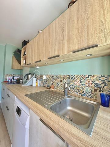 Situé dans le secteur prisé de Six-Fours-Les-Plages, Quartier Bouillibaye / Talian, cet appartement familial traversant de 85 m2 offre un cadre de vie privilégié, au calme, entouré de verdure tout en restant à proximité immédiate du centre ville et des écoles (Ecole Condorcet à 5 minutes à pieds - Collège Reynier à 10 min à pieds)

Un cadre de vie lumineux et apaisant implanté au 1er étage d'une petite copropriété agréable et parfaitement entretenue, l'appartement bénéficie d'une double exposition Est / Ouest, garantissant une luminosité optimale tout au long de la journée.
La pièce de vie et la cuisine aménagée et équipée s'ouvrent sur un grand balcon de 17 m2, véritable prolongement de l'espace intérieur.
Avec sa vue dégagée sur la végétation et l'absence totale de vis à vis, cet extérieur constitue un véritable espace de vie supplémentaire, idéal pour les repas en famille ou les moments de détente.

Un espace nuit confortable et fonctionnel :
. Chambre 1 : 15 m2 avec rangements donnant sur le balcon
. Chambre 2 : 13 m2 avec rangement + une fermeture de loggia privative de 4 m2
. Chambre 3 : 12 m2 avec rangement + une fermeture de loggia privative de 4 m2
. Une salle d'eau moderne et un WC indépendant.

La distribution traversante assure confort, luminosité et ventilation naturelle.

Les prestations "Plus":
. Appartement sain  et rénové ;
. Confort thermique : Climatisation réversible, double vitrage.
. Praticité : Volets roulants motorisés isolés ;

Les points forts :
. Aucun vis-à-vis ;
. Résidence à taille humaine ;
. Environnement calme.

Une cave vient finaliser les atouts de cet appartement. 
Le stationnement reste aisé au sein de cette copropriété. Cependant, un garage peut être proposé à l'achat en supplément.

Un bien parfait par son emplacement stratégique, sa tranquillité, ses volumes généreux. Un bien idéal pour une famille souhaitant conjuguer confort, proximité et sérénité.

RARE SUR LE SECTEUR !

Nous sommes disponibles 7 jours sur 7 pour répondre à vos interrogations et organiser une visite découverte.