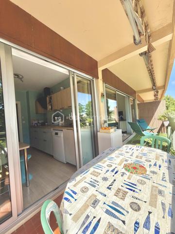 Situé dans le secteur prisé de Six-Fours-Les-Plages, Quartier Bouillibaye / Talian, cet appartement familial traversant de 85 m2 offre un cadre de vie privilégié, au calme, entouré de verdure tout en restant à proximité immédiate du centre ville et des écoles (Ecole Condorcet à 5 minutes à pieds - Collège Reynier à 10 min à pieds)

Un cadre de vie lumineux et apaisant implanté au 1er étage d'une petite copropriété agréable et parfaitement entretenue, l'appartement bénéficie d'une double exposition Est / Ouest, garantissant une luminosité optimale tout au long de la journée.
La pièce de vie et la cuisine aménagée et équipée s'ouvrent sur un grand balcon de 17 m2, véritable prolongement de l'espace intérieur.
Avec sa vue dégagée sur la végétation et l'absence totale de vis à vis, cet extérieur constitue un véritable espace de vie supplémentaire, idéal pour les repas en famille ou les moments de détente.

Un espace nuit confortable et fonctionnel :
. Chambre 1 : 15 m2 avec rangements donnant sur le balcon
. Chambre 2 : 13 m2 avec rangement + une fermeture de loggia privative de 4 m2
. Chambre 3 : 12 m2 avec rangement + une fermeture de loggia privative de 4 m2
. Une salle d'eau moderne et un WC indépendant.

La distribution traversante assure confort, luminosité et ventilation naturelle.

Les prestations "Plus":
. Appartement sain  et rénové ;
. Confort thermique : Climatisation réversible, double vitrage.
. Praticité : Volets roulants motorisés isolés ;

Les points forts :
. Aucun vis-à-vis ;
. Résidence à taille humaine ;
. Environnement calme.

Une cave vient finaliser les atouts de cet appartement. 
Le stationnement reste aisé au sein de cette copropriété. Cependant, un garage peut être proposé à l'achat en supplément.

Un bien parfait par son emplacement stratégique, sa tranquillité, ses volumes généreux. Un bien idéal pour une famille souhaitant conjuguer confort, proximité et sérénité.

RARE SUR LE SECTEUR !

Nous sommes disponibles 7 jours sur 7 pour répondre à vos interrogations et organiser une visite découverte.