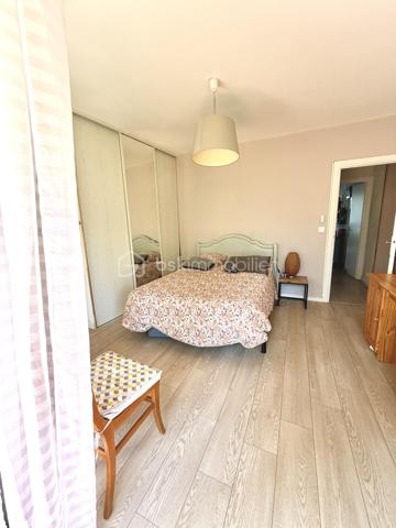 Situé dans le secteur prisé de Six-Fours-Les-Plages, Quartier Bouillibaye / Talian, cet appartement familial traversant de 85 m2 offre un cadre de vie privilégié, au calme, entouré de verdure tout en restant à proximité immédiate du centre ville et des écoles (Ecole Condorcet à 5 minutes à pieds - Collège Reynier à 10 min à pieds)

Un cadre de vie lumineux et apaisant implanté au 1er étage d'une petite copropriété agréable et parfaitement entretenue, l'appartement bénéficie d'une double exposition Est / Ouest, garantissant une luminosité optimale tout au long de la journée.
La pièce de vie et la cuisine aménagée et équipée s'ouvrent sur un grand balcon de 17 m2, véritable prolongement de l'espace intérieur.
Avec sa vue dégagée sur la végétation et l'absence totale de vis à vis, cet extérieur constitue un véritable espace de vie supplémentaire, idéal pour les repas en famille ou les moments de détente.

Un espace nuit confortable et fonctionnel :
. Chambre 1 : 15 m2 avec rangements donnant sur le balcon
. Chambre 2 : 13 m2 avec rangement + une fermeture de loggia privative de 4 m2
. Chambre 3 : 12 m2 avec rangement + une fermeture de loggia privative de 4 m2
. Une salle d'eau moderne et un WC indépendant.

La distribution traversante assure confort, luminosité et ventilation naturelle.

Les prestations "Plus":
. Appartement sain  et rénové ;
. Confort thermique : Climatisation réversible, double vitrage.
. Praticité : Volets roulants motorisés isolés ;

Les points forts :
. Aucun vis-à-vis ;
. Résidence à taille humaine ;
. Environnement calme.

Une cave vient finaliser les atouts de cet appartement. 
Le stationnement reste aisé au sein de cette copropriété. Cependant, un garage peut être proposé à l'achat en supplément.

Un bien parfait par son emplacement stratégique, sa tranquillité, ses volumes généreux. Un bien idéal pour une famille souhaitant conjuguer confort, proximité et sérénité.

RARE SUR LE SECTEUR !

Nous sommes disponibles 7 jours sur 7 pour répondre à vos interrogations et organiser une visite découverte.