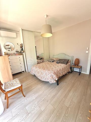 Situé dans le secteur prisé de Six-Fours-Les-Plages, Quartier Bouillibaye / Talian, cet appartement familial traversant de 85 m2 offre un cadre de vie privilégié, au calme, entouré de verdure tout en restant à proximité immédiate du centre ville et des écoles (Ecole Condorcet à 5 minutes à pieds - Collège Reynier à 10 min à pieds)

Un cadre de vie lumineux et apaisant implanté au 1er étage d'une petite copropriété agréable et parfaitement entretenue, l'appartement bénéficie d'une double exposition Est / Ouest, garantissant une luminosité optimale tout au long de la journée.
La pièce de vie et la cuisine aménagée et équipée s'ouvrent sur un grand balcon de 17 m2, véritable prolongement de l'espace intérieur.
Avec sa vue dégagée sur la végétation et l'absence totale de vis à vis, cet extérieur constitue un véritable espace de vie supplémentaire, idéal pour les repas en famille ou les moments de détente.

Un espace nuit confortable et fonctionnel :
. Chambre 1 : 15 m2 avec rangements donnant sur le balcon
. Chambre 2 : 13 m2 avec rangement + une fermeture de loggia privative de 4 m2
. Chambre 3 : 12 m2 avec rangement + une fermeture de loggia privative de 4 m2
. Une salle d'eau moderne et un WC indépendant.

La distribution traversante assure confort, luminosité et ventilation naturelle.

Les prestations "Plus":
. Appartement sain  et rénové ;
. Confort thermique : Climatisation réversible, double vitrage.
. Praticité : Volets roulants motorisés isolés ;

Les points forts :
. Aucun vis-à-vis ;
. Résidence à taille humaine ;
. Environnement calme.

Une cave vient finaliser les atouts de cet appartement. 
Le stationnement reste aisé au sein de cette copropriété. Cependant, un garage peut être proposé à l'achat en supplément.

Un bien parfait par son emplacement stratégique, sa tranquillité, ses volumes généreux. Un bien idéal pour une famille souhaitant conjuguer confort, proximité et sérénité.

RARE SUR LE SECTEUR !

Nous sommes disponibles 7 jours sur 7 pour répondre à vos interrogations et organiser une visite découverte.