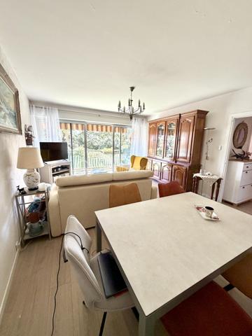 Situé dans le secteur prisé de Six-Fours-Les-Plages, Quartier Bouillibaye / Talian, cet appartement familial traversant de 85 m2 offre un cadre de vie privilégié, au calme, entouré de verdure tout en restant à proximité immédiate du centre ville et des écoles (Ecole Condorcet à 5 minutes à pieds - Collège Reynier à 10 min à pieds)

Un cadre de vie lumineux et apaisant implanté au 1er étage d'une petite copropriété agréable et parfaitement entretenue, l'appartement bénéficie d'une double exposition Est / Ouest, garantissant une luminosité optimale tout au long de la journée.
La pièce de vie et la cuisine aménagée et équipée s'ouvrent sur un grand balcon de 17 m2, véritable prolongement de l'espace intérieur.
Avec sa vue dégagée sur la végétation et l'absence totale de vis à vis, cet extérieur constitue un véritable espace de vie supplémentaire, idéal pour les repas en famille ou les moments de détente.

Un espace nuit confortable et fonctionnel :
. Chambre 1 : 15 m2 avec rangements donnant sur le balcon
. Chambre 2 : 13 m2 avec rangement + une fermeture de loggia privative de 4 m2
. Chambre 3 : 12 m2 avec rangement + une fermeture de loggia privative de 4 m2
. Une salle d'eau moderne et un WC indépendant.

La distribution traversante assure confort, luminosité et ventilation naturelle.

Les prestations "Plus":
. Appartement sain  et rénové ;
. Confort thermique : Climatisation réversible, double vitrage.
. Praticité : Volets roulants motorisés isolés ;

Les points forts :
. Aucun vis-à-vis ;
. Résidence à taille humaine ;
. Environnement calme.

Une cave vient finaliser les atouts de cet appartement. 
Le stationnement reste aisé au sein de cette copropriété. Cependant, un garage peut être proposé à l'achat en supplément.

Un bien parfait par son emplacement stratégique, sa tranquillité, ses volumes généreux. Un bien idéal pour une famille souhaitant conjuguer confort, proximité et sérénité.

RARE SUR LE SECTEUR !

Nous sommes disponibles 7 jours sur 7 pour répondre à vos interrogations et organiser une visite découverte.