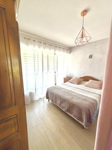 Situé dans le secteur prisé de Six-Fours-Les-Plages, Quartier Bouillibaye / Talian, cet appartement familial traversant de 85 m2 offre un cadre de vie privilégié, au calme, entouré de verdure tout en restant à proximité immédiate du centre ville et des écoles (Ecole Condorcet à 5 minutes à pieds - Collège Reynier à 10 min à pieds)

Un cadre de vie lumineux et apaisant implanté au 1er étage d'une petite copropriété agréable et parfaitement entretenue, l'appartement bénéficie d'une double exposition Est / Ouest, garantissant une luminosité optimale tout au long de la journée.
La pièce de vie et la cuisine aménagée et équipée s'ouvrent sur un grand balcon de 17 m2, véritable prolongement de l'espace intérieur.
Avec sa vue dégagée sur la végétation et l'absence totale de vis à vis, cet extérieur constitue un véritable espace de vie supplémentaire, idéal pour les repas en famille ou les moments de détente.

Un espace nuit confortable et fonctionnel :
. Chambre 1 : 15 m2 avec rangements donnant sur le balcon
. Chambre 2 : 13 m2 avec rangement + une fermeture de loggia privative de 4 m2
. Chambre 3 : 12 m2 avec rangement + une fermeture de loggia privative de 4 m2
. Une salle d'eau moderne et un WC indépendant.

La distribution traversante assure confort, luminosité et ventilation naturelle.

Les prestations "Plus":
. Appartement sain  et rénové ;
. Confort thermique : Climatisation réversible, double vitrage.
. Praticité : Volets roulants motorisés isolés ;

Les points forts :
. Aucun vis-à-vis ;
. Résidence à taille humaine ;
. Environnement calme.

Une cave vient finaliser les atouts de cet appartement. 
Le stationnement reste aisé au sein de cette copropriété. Cependant, un garage peut être proposé à l'achat en supplément.

Un bien parfait par son emplacement stratégique, sa tranquillité, ses volumes généreux. Un bien idéal pour une famille souhaitant conjuguer confort, proximité et sérénité.

RARE SUR LE SECTEUR !

Nous sommes disponibles 7 jours sur 7 pour répondre à vos interrogations et organiser une visite découverte.