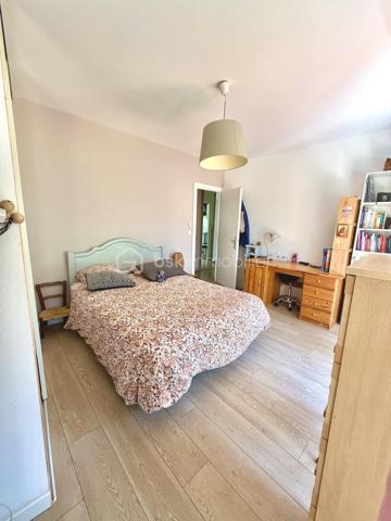 Situé dans le secteur prisé de Six-Fours-Les-Plages, Quartier Bouillibaye / Talian, cet appartement familial traversant de 85 m2 offre un cadre de vie privilégié, au calme, entouré de verdure tout en restant à proximité immédiate du centre ville et des écoles (Ecole Condorcet à 5 minutes à pieds - Collège Reynier à 10 min à pieds)

Un cadre de vie lumineux et apaisant implanté au 1er étage d'une petite copropriété agréable et parfaitement entretenue, l'appartement bénéficie d'une double exposition Est / Ouest, garantissant une luminosité optimale tout au long de la journée.
La pièce de vie et la cuisine aménagée et équipée s'ouvrent sur un grand balcon de 17 m2, véritable prolongement de l'espace intérieur.
Avec sa vue dégagée sur la végétation et l'absence totale de vis à vis, cet extérieur constitue un véritable espace de vie supplémentaire, idéal pour les repas en famille ou les moments de détente.

Un espace nuit confortable et fonctionnel :
. Chambre 1 : 15 m2 avec rangements donnant sur le balcon
. Chambre 2 : 13 m2 avec rangement + une fermeture de loggia privative de 4 m2
. Chambre 3 : 12 m2 avec rangement + une fermeture de loggia privative de 4 m2
. Une salle d'eau moderne et un WC indépendant.

La distribution traversante assure confort, luminosité et ventilation naturelle.

Les prestations "Plus":
. Appartement sain  et rénové ;
. Confort thermique : Climatisation réversible, double vitrage.
. Praticité : Volets roulants motorisés isolés ;

Les points forts :
. Aucun vis-à-vis ;
. Résidence à taille humaine ;
. Environnement calme.

Une cave vient finaliser les atouts de cet appartement. 
Le stationnement reste aisé au sein de cette copropriété. Cependant, un garage peut être proposé à l'achat en supplément.

Un bien parfait par son emplacement stratégique, sa tranquillité, ses volumes généreux. Un bien idéal pour une famille souhaitant conjuguer confort, proximité et sérénité.

RARE SUR LE SECTEUR !

Nous sommes disponibles 7 jours sur 7 pour répondre à vos interrogations et organiser une visite découverte.