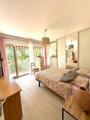 Situé dans le secteur prisé de Six-Fours-Les-Plages, Quartier Bouillibaye / Talian, cet appartement familial traversant de 85 m2 offre un cadre de vie privilégié, au calme, entouré de verdure tout en restant à proximité immédiate du centre ville et des écoles (Ecole Condorcet à 5 minutes à pieds - Collège Reynier à 10 min à pieds)

Un cadre de vie lumineux et apaisant implanté au 1er étage d'une petite copropriété agréable et parfaitement entretenue, l'appartement bénéficie d'une double exposition Est / Ouest, garantissant une luminosité optimale tout au long de la journée.
La pièce de vie et la cuisine aménagée et équipée s'ouvrent sur un grand balcon de 17 m2, véritable prolongement de l'espace intérieur.
Avec sa vue dégagée sur la végétation et l'absence totale de vis à vis, cet extérieur constitue un véritable espace de vie supplémentaire, idéal pour les repas en famille ou les moments de détente.

Un espace nuit confortable et fonctionnel :
. Chambre 1 : 15 m2 avec rangements donnant sur le balcon
. Chambre 2 : 13 m2 avec rangement + une fermeture de loggia privative de 4 m2
. Chambre 3 : 12 m2 avec rangement + une fermeture de loggia privative de 4 m2
. Une salle d'eau moderne et un WC indépendant.

La distribution traversante assure confort, luminosité et ventilation naturelle.

Les prestations "Plus":
. Appartement sain  et rénové ;
. Confort thermique : Climatisation réversible, double vitrage.
. Praticité : Volets roulants motorisés isolés ;

Les points forts :
. Aucun vis-à-vis ;
. Résidence à taille humaine ;
. Environnement calme.

Une cave vient finaliser les atouts de cet appartement. 
Le stationnement reste aisé au sein de cette copropriété. Cependant, un garage peut être proposé à l'achat en supplément.

Un bien parfait par son emplacement stratégique, sa tranquillité, ses volumes généreux. Un bien idéal pour une famille souhaitant conjuguer confort, proximité et sérénité.

RARE SUR LE SECTEUR !

Nous sommes disponibles 7 jours sur 7 pour répondre à vos interrogations et organiser une visite découverte.