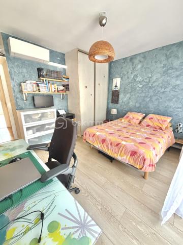 Situé dans le secteur prisé de Six-Fours-Les-Plages, Quartier Bouillibaye / Talian, cet appartement familial traversant de 85 m2 offre un cadre de vie privilégié, au calme, entouré de verdure tout en restant à proximité immédiate du centre ville et des écoles (Ecole Condorcet à 5 minutes à pieds - Collège Reynier à 10 min à pieds)

Un cadre de vie lumineux et apaisant implanté au 1er étage d'une petite copropriété agréable et parfaitement entretenue, l'appartement bénéficie d'une double exposition Est / Ouest, garantissant une luminosité optimale tout au long de la journée.
La pièce de vie et la cuisine aménagée et équipée s'ouvrent sur un grand balcon de 17 m2, véritable prolongement de l'espace intérieur.
Avec sa vue dégagée sur la végétation et l'absence totale de vis à vis, cet extérieur constitue un véritable espace de vie supplémentaire, idéal pour les repas en famille ou les moments de détente.

Un espace nuit confortable et fonctionnel :
. Chambre 1 : 15 m2 avec rangements donnant sur le balcon
. Chambre 2 : 13 m2 avec rangement + une fermeture de loggia privative de 4 m2
. Chambre 3 : 12 m2 avec rangement + une fermeture de loggia privative de 4 m2
. Une salle d'eau moderne et un WC indépendant.

La distribution traversante assure confort, luminosité et ventilation naturelle.

Les prestations "Plus":
. Appartement sain  et rénové ;
. Confort thermique : Climatisation réversible, double vitrage.
. Praticité : Volets roulants motorisés isolés ;

Les points forts :
. Aucun vis-à-vis ;
. Résidence à taille humaine ;
. Environnement calme.

Une cave vient finaliser les atouts de cet appartement. 
Le stationnement reste aisé au sein de cette copropriété. Cependant, un garage peut être proposé à l'achat en supplément.

Un bien parfait par son emplacement stratégique, sa tranquillité, ses volumes généreux. Un bien idéal pour une famille souhaitant conjuguer confort, proximité et sérénité.

RARE SUR LE SECTEUR !

Nous sommes disponibles 7 jours sur 7 pour répondre à vos interrogations et organiser une visite découverte.