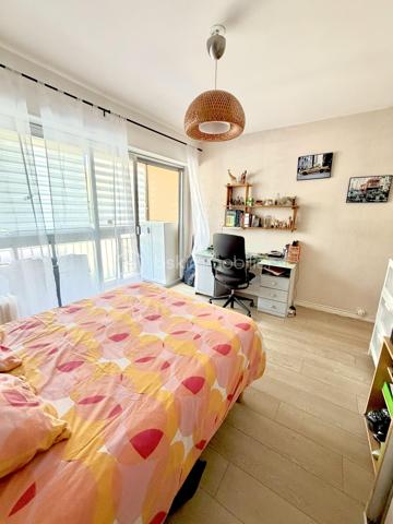 Situé dans le secteur prisé de Six-Fours-Les-Plages, Quartier Bouillibaye / Talian, cet appartement familial traversant de 85 m2 offre un cadre de vie privilégié, au calme, entouré de verdure tout en restant à proximité immédiate du centre ville et des écoles (Ecole Condorcet à 5 minutes à pieds - Collège Reynier à 10 min à pieds)

Un cadre de vie lumineux et apaisant implanté au 1er étage d'une petite copropriété agréable et parfaitement entretenue, l'appartement bénéficie d'une double exposition Est / Ouest, garantissant une luminosité optimale tout au long de la journée.
La pièce de vie et la cuisine aménagée et équipée s'ouvrent sur un grand balcon de 17 m2, véritable prolongement de l'espace intérieur.
Avec sa vue dégagée sur la végétation et l'absence totale de vis à vis, cet extérieur constitue un véritable espace de vie supplémentaire, idéal pour les repas en famille ou les moments de détente.

Un espace nuit confortable et fonctionnel :
. Chambre 1 : 15 m2 avec rangements donnant sur le balcon
. Chambre 2 : 13 m2 avec rangement + une fermeture de loggia privative de 4 m2
. Chambre 3 : 12 m2 avec rangement + une fermeture de loggia privative de 4 m2
. Une salle d'eau moderne et un WC indépendant.

La distribution traversante assure confort, luminosité et ventilation naturelle.

Les prestations "Plus":
. Appartement sain  et rénové ;
. Confort thermique : Climatisation réversible, double vitrage.
. Praticité : Volets roulants motorisés isolés ;

Les points forts :
. Aucun vis-à-vis ;
. Résidence à taille humaine ;
. Environnement calme.

Une cave vient finaliser les atouts de cet appartement. 
Le stationnement reste aisé au sein de cette copropriété. Cependant, un garage peut être proposé à l'achat en supplément.

Un bien parfait par son emplacement stratégique, sa tranquillité, ses volumes généreux. Un bien idéal pour une famille souhaitant conjuguer confort, proximité et sérénité.

RARE SUR LE SECTEUR !

Nous sommes disponibles 7 jours sur 7 pour répondre à vos interrogations et organiser une visite découverte.