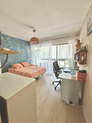 Situé dans le secteur prisé de Six-Fours-Les-Plages, Quartier Bouillibaye / Talian, cet appartement familial traversant de 85 m2 offre un cadre de vie privilégié, au calme, entouré de verdure tout en restant à proximité immédiate du centre ville et des écoles (Ecole Condorcet à 5 minutes à pieds - Collège Reynier à 10 min à pieds)

Un cadre de vie lumineux et apaisant implanté au 1er étage d'une petite copropriété agréable et parfaitement entretenue, l'appartement bénéficie d'une double exposition Est / Ouest, garantissant une luminosité optimale tout au long de la journée.
La pièce de vie et la cuisine aménagée et équipée s'ouvrent sur un grand balcon de 17 m2, véritable prolongement de l'espace intérieur.
Avec sa vue dégagée sur la végétation et l'absence totale de vis à vis, cet extérieur constitue un véritable espace de vie supplémentaire, idéal pour les repas en famille ou les moments de détente.

Un espace nuit confortable et fonctionnel :
. Chambre 1 : 15 m2 avec rangements donnant sur le balcon
. Chambre 2 : 13 m2 avec rangement + une fermeture de loggia privative de 4 m2
. Chambre 3 : 12 m2 avec rangement + une fermeture de loggia privative de 4 m2
. Une salle d'eau moderne et un WC indépendant.

La distribution traversante assure confort, luminosité et ventilation naturelle.

Les prestations "Plus":
. Appartement sain  et rénové ;
. Confort thermique : Climatisation réversible, double vitrage.
. Praticité : Volets roulants motorisés isolés ;

Les points forts :
. Aucun vis-à-vis ;
. Résidence à taille humaine ;
. Environnement calme.

Une cave vient finaliser les atouts de cet appartement. 
Le stationnement reste aisé au sein de cette copropriété. Cependant, un garage peut être proposé à l'achat en supplément.

Un bien parfait par son emplacement stratégique, sa tranquillité, ses volumes généreux. Un bien idéal pour une famille souhaitant conjuguer confort, proximité et sérénité.

RARE SUR LE SECTEUR !

Nous sommes disponibles 7 jours sur 7 pour répondre à vos interrogations et organiser une visite découverte.