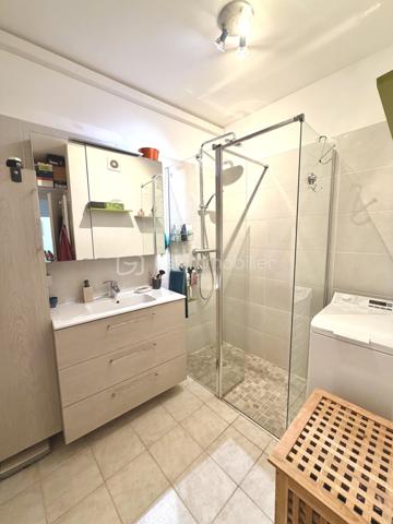 Situé dans le secteur prisé de Six-Fours-Les-Plages, Quartier Bouillibaye / Talian, cet appartement familial traversant de 85 m2 offre un cadre de vie privilégié, au calme, entouré de verdure tout en restant à proximité immédiate du centre ville et des écoles (Ecole Condorcet à 5 minutes à pieds - Collège Reynier à 10 min à pieds)

Un cadre de vie lumineux et apaisant implanté au 1er étage d'une petite copropriété agréable et parfaitement entretenue, l'appartement bénéficie d'une double exposition Est / Ouest, garantissant une luminosité optimale tout au long de la journée.
La pièce de vie et la cuisine aménagée et équipée s'ouvrent sur un grand balcon de 17 m2, véritable prolongement de l'espace intérieur.
Avec sa vue dégagée sur la végétation et l'absence totale de vis à vis, cet extérieur constitue un véritable espace de vie supplémentaire, idéal pour les repas en famille ou les moments de détente.

Un espace nuit confortable et fonctionnel :
. Chambre 1 : 15 m2 avec rangements donnant sur le balcon
. Chambre 2 : 13 m2 avec rangement + une fermeture de loggia privative de 4 m2
. Chambre 3 : 12 m2 avec rangement + une fermeture de loggia privative de 4 m2
. Une salle d'eau moderne et un WC indépendant.

La distribution traversante assure confort, luminosité et ventilation naturelle.

Les prestations "Plus":
. Appartement sain  et rénové ;
. Confort thermique : Climatisation réversible, double vitrage.
. Praticité : Volets roulants motorisés isolés ;

Les points forts :
. Aucun vis-à-vis ;
. Résidence à taille humaine ;
. Environnement calme.

Une cave vient finaliser les atouts de cet appartement. 
Le stationnement reste aisé au sein de cette copropriété. Cependant, un garage peut être proposé à l'achat en supplément.

Un bien parfait par son emplacement stratégique, sa tranquillité, ses volumes généreux. Un bien idéal pour une famille souhaitant conjuguer confort, proximité et sérénité.

RARE SUR LE SECTEUR !

Nous sommes disponibles 7 jours sur 7 pour répondre à vos interrogations et organiser une visite découverte.