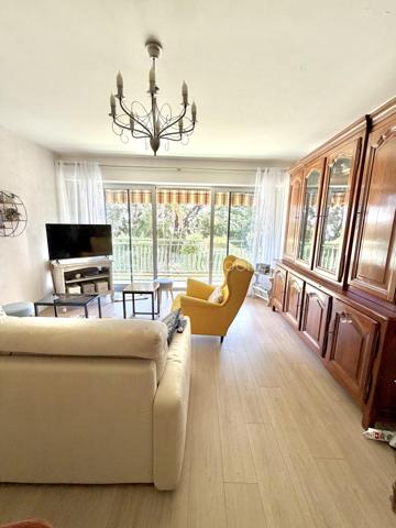 Situé dans le secteur prisé de Six-Fours-Les-Plages, Quartier Bouillibaye / Talian, cet appartement familial traversant de 85 m2 offre un cadre de vie privilégié, au calme, entouré de verdure tout en restant à proximité immédiate du centre ville et des écoles (Ecole Condorcet à 5 minutes à pieds - Collège Reynier à 10 min à pieds)

Un cadre de vie lumineux et apaisant implanté au 1er étage d'une petite copropriété agréable et parfaitement entretenue, l'appartement bénéficie d'une double exposition Est / Ouest, garantissant une luminosité optimale tout au long de la journée.
La pièce de vie et la cuisine aménagée et équipée s'ouvrent sur un grand balcon de 17 m2, véritable prolongement de l'espace intérieur.
Avec sa vue dégagée sur la végétation et l'absence totale de vis à vis, cet extérieur constitue un véritable espace de vie supplémentaire, idéal pour les repas en famille ou les moments de détente.

Un espace nuit confortable et fonctionnel :
. Chambre 1 : 15 m2 avec rangements donnant sur le balcon
. Chambre 2 : 13 m2 avec rangement + une fermeture de loggia privative de 4 m2
. Chambre 3 : 12 m2 avec rangement + une fermeture de loggia privative de 4 m2
. Une salle d'eau moderne et un WC indépendant.

La distribution traversante assure confort, luminosité et ventilation naturelle.

Les prestations "Plus":
. Appartement sain  et rénové ;
. Confort thermique : Climatisation réversible, double vitrage.
. Praticité : Volets roulants motorisés isolés ;

Les points forts :
. Aucun vis-à-vis ;
. Résidence à taille humaine ;
. Environnement calme.

Une cave vient finaliser les atouts de cet appartement. 
Le stationnement reste aisé au sein de cette copropriété. Cependant, un garage peut être proposé à l'achat en supplément.

Un bien parfait par son emplacement stratégique, sa tranquillité, ses volumes généreux. Un bien idéal pour une famille souhaitant conjuguer confort, proximité et sérénité.

RARE SUR LE SECTEUR !

Nous sommes disponibles 7 jours sur 7 pour répondre à vos interrogations et organiser une visite découverte.