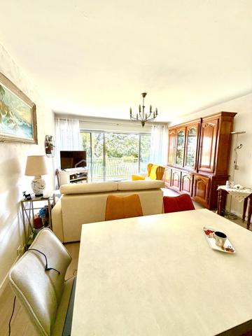 Situé dans le secteur prisé de Six-Fours-Les-Plages, Quartier Bouillibaye / Talian, cet appartement familial traversant de 85 m2 offre un cadre de vie privilégié, au calme, entouré de verdure tout en restant à proximité immédiate du centre ville et des écoles (Ecole Condorcet à 5 minutes à pieds - Collège Reynier à 10 min à pieds)

Un cadre de vie lumineux et apaisant implanté au 1er étage d'une petite copropriété agréable et parfaitement entretenue, l'appartement bénéficie d'une double exposition Est / Ouest, garantissant une luminosité optimale tout au long de la journée.
La pièce de vie et la cuisine aménagée et équipée s'ouvrent sur un grand balcon de 17 m2, véritable prolongement de l'espace intérieur.
Avec sa vue dégagée sur la végétation et l'absence totale de vis à vis, cet extérieur constitue un véritable espace de vie supplémentaire, idéal pour les repas en famille ou les moments de détente.

Un espace nuit confortable et fonctionnel :
. Chambre 1 : 15 m2 avec rangements donnant sur le balcon
. Chambre 2 : 13 m2 avec rangement + une fermeture de loggia privative de 4 m2
. Chambre 3 : 12 m2 avec rangement + une fermeture de loggia privative de 4 m2
. Une salle d'eau moderne et un WC indépendant.

La distribution traversante assure confort, luminosité et ventilation naturelle.

Les prestations "Plus":
. Appartement sain  et rénové ;
. Confort thermique : Climatisation réversible, double vitrage.
. Praticité : Volets roulants motorisés isolés ;

Les points forts :
. Aucun vis-à-vis ;
. Résidence à taille humaine ;
. Environnement calme.

Une cave vient finaliser les atouts de cet appartement. 
Le stationnement reste aisé au sein de cette copropriété. Cependant, un garage peut être proposé à l'achat en supplément.

Un bien parfait par son emplacement stratégique, sa tranquillité, ses volumes généreux. Un bien idéal pour une famille souhaitant conjuguer confort, proximité et sérénité.

RARE SUR LE SECTEUR !

Nous sommes disponibles 7 jours sur 7 pour répondre à vos interrogations et organiser une visite découverte.