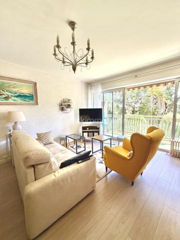 Situé dans le secteur prisé de Six-Fours-Les-Plages, Quartier Bouillibaye / Talian, cet appartement familial traversant de 85 m2 offre un cadre de vie privilégié, au calme, entouré de verdure tout en restant à proximité immédiate du centre ville et des écoles (Ecole Condorcet à 5 minutes à pieds - Collège Reynier à 10 min à pieds)

Un cadre de vie lumineux et apaisant implanté au 1er étage d'une petite copropriété agréable et parfaitement entretenue, l'appartement bénéficie d'une double exposition Est / Ouest, garantissant une luminosité optimale tout au long de la journée.
La pièce de vie et la cuisine aménagée et équipée s'ouvrent sur un grand balcon de 17 m2, véritable prolongement de l'espace intérieur.
Avec sa vue dégagée sur la végétation et l'absence totale de vis à vis, cet extérieur constitue un véritable espace de vie supplémentaire, idéal pour les repas en famille ou les moments de détente.

Un espace nuit confortable et fonctionnel :
. Chambre 1 : 15 m2 avec rangements donnant sur le balcon
. Chambre 2 : 13 m2 avec rangement + une fermeture de loggia privative de 4 m2
. Chambre 3 : 12 m2 avec rangement + une fermeture de loggia privative de 4 m2
. Une salle d'eau moderne et un WC indépendant.

La distribution traversante assure confort, luminosité et ventilation naturelle.

Les prestations "Plus":
. Appartement sain  et rénové ;
. Confort thermique : Climatisation réversible, double vitrage.
. Praticité : Volets roulants motorisés isolés ;

Les points forts :
. Aucun vis-à-vis ;
. Résidence à taille humaine ;
. Environnement calme.

Une cave vient finaliser les atouts de cet appartement. 
Le stationnement reste aisé au sein de cette copropriété. Cependant, un garage peut être proposé à l'achat en supplément.

Un bien parfait par son emplacement stratégique, sa tranquillité, ses volumes généreux. Un bien idéal pour une famille souhaitant conjuguer confort, proximité et sérénité.

RARE SUR LE SECTEUR !

Nous sommes disponibles 7 jours sur 7 pour répondre à vos interrogations et organiser une visite découverte.