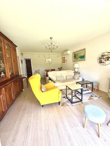 Situé dans le secteur prisé de Six-Fours-Les-Plages, Quartier Bouillibaye / Talian, cet appartement familial traversant de 85 m2 offre un cadre de vie privilégié, au calme, entouré de verdure tout en restant à proximité immédiate du centre ville et des écoles (Ecole Condorcet à 5 minutes à pieds - Collège Reynier à 10 min à pieds)

Un cadre de vie lumineux et apaisant implanté au 1er étage d'une petite copropriété agréable et parfaitement entretenue, l'appartement bénéficie d'une double exposition Est / Ouest, garantissant une luminosité optimale tout au long de la journée.
La pièce de vie et la cuisine aménagée et équipée s'ouvrent sur un grand balcon de 17 m2, véritable prolongement de l'espace intérieur.
Avec sa vue dégagée sur la végétation et l'absence totale de vis à vis, cet extérieur constitue un véritable espace de vie supplémentaire, idéal pour les repas en famille ou les moments de détente.

Un espace nuit confortable et fonctionnel :
. Chambre 1 : 15 m2 avec rangements donnant sur le balcon
. Chambre 2 : 13 m2 avec rangement + une fermeture de loggia privative de 4 m2
. Chambre 3 : 12 m2 avec rangement + une fermeture de loggia privative de 4 m2
. Une salle d'eau moderne et un WC indépendant.

La distribution traversante assure confort, luminosité et ventilation naturelle.

Les prestations "Plus":
. Appartement sain  et rénové ;
. Confort thermique : Climatisation réversible, double vitrage.
. Praticité : Volets roulants motorisés isolés ;

Les points forts :
. Aucun vis-à-vis ;
. Résidence à taille humaine ;
. Environnement calme.

Une cave vient finaliser les atouts de cet appartement. 
Le stationnement reste aisé au sein de cette copropriété. Cependant, un garage peut être proposé à l'achat en supplément.

Un bien parfait par son emplacement stratégique, sa tranquillité, ses volumes généreux. Un bien idéal pour une famille souhaitant conjuguer confort, proximité et sérénité.

RARE SUR LE SECTEUR !

Nous sommes disponibles 7 jours sur 7 pour répondre à vos interrogations et organiser une visite découverte.