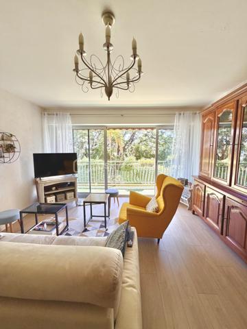 Situé dans le secteur prisé de Six-Fours-Les-Plages, Quartier Bouillibaye / Talian, cet appartement familial traversant de 85 m2 offre un cadre de vie privilégié, au calme, entouré de verdure tout en restant à proximité immédiate du centre ville et des écoles (Ecole Condorcet à 5 minutes à pieds - Collège Reynier à 10 min à pieds)

Un cadre de vie lumineux et apaisant implanté au 1er étage d'une petite copropriété agréable et parfaitement entretenue, l'appartement bénéficie d'une double exposition Est / Ouest, garantissant une luminosité optimale tout au long de la journée.
La pièce de vie et la cuisine aménagée et équipée s'ouvrent sur un grand balcon de 17 m2, véritable prolongement de l'espace intérieur.
Avec sa vue dégagée sur la végétation et l'absence totale de vis à vis, cet extérieur constitue un véritable espace de vie supplémentaire, idéal pour les repas en famille ou les moments de détente.

Un espace nuit confortable et fonctionnel :
. Chambre 1 : 15 m2 avec rangements donnant sur le balcon
. Chambre 2 : 13 m2 avec rangement + une fermeture de loggia privative de 4 m2
. Chambre 3 : 12 m2 avec rangement + une fermeture de loggia privative de 4 m2
. Une salle d'eau moderne et un WC indépendant.

La distribution traversante assure confort, luminosité et ventilation naturelle.

Les prestations "Plus":
. Appartement sain  et rénové ;
. Confort thermique : Climatisation réversible, double vitrage.
. Praticité : Volets roulants motorisés isolés ;

Les points forts :
. Aucun vis-à-vis ;
. Résidence à taille humaine ;
. Environnement calme.

Une cave vient finaliser les atouts de cet appartement. 
Le stationnement reste aisé au sein de cette copropriété. Cependant, un garage peut être proposé à l'achat en supplément.

Un bien parfait par son emplacement stratégique, sa tranquillité, ses volumes généreux. Un bien idéal pour une famille souhaitant conjuguer confort, proximité et sérénité.

RARE SUR LE SECTEUR !

Nous sommes disponibles 7 jours sur 7 pour répondre à vos interrogations et organiser une visite découverte.