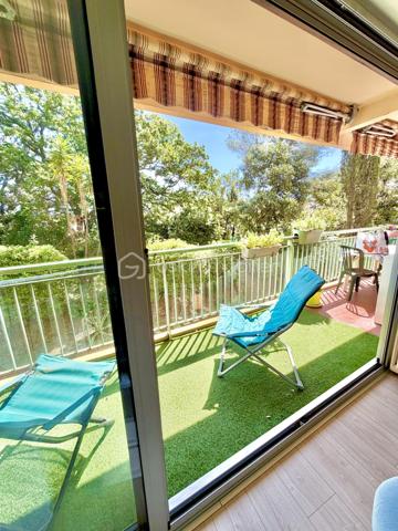 Situé dans le secteur prisé de Six-Fours-Les-Plages, Quartier Bouillibaye / Talian, cet appartement familial traversant de 85 m2 offre un cadre de vie privilégié, au calme, entouré de verdure tout en restant à proximité immédiate du centre ville et des écoles (Ecole Condorcet à 5 minutes à pieds - Collège Reynier à 10 min à pieds)

Un cadre de vie lumineux et apaisant implanté au 1er étage d'une petite copropriété agréable et parfaitement entretenue, l'appartement bénéficie d'une double exposition Est / Ouest, garantissant une luminosité optimale tout au long de la journée.
La pièce de vie et la cuisine aménagée et équipée s'ouvrent sur un grand balcon de 17 m2, véritable prolongement de l'espace intérieur.
Avec sa vue dégagée sur la végétation et l'absence totale de vis à vis, cet extérieur constitue un véritable espace de vie supplémentaire, idéal pour les repas en famille ou les moments de détente.

Un espace nuit confortable et fonctionnel :
. Chambre 1 : 15 m2 avec rangements donnant sur le balcon
. Chambre 2 : 13 m2 avec rangement + une fermeture de loggia privative de 4 m2
. Chambre 3 : 12 m2 avec rangement + une fermeture de loggia privative de 4 m2
. Une salle d'eau moderne et un WC indépendant.

La distribution traversante assure confort, luminosité et ventilation naturelle.

Les prestations "Plus":
. Appartement sain  et rénové ;
. Confort thermique : Climatisation réversible, double vitrage.
. Praticité : Volets roulants motorisés isolés ;

Les points forts :
. Aucun vis-à-vis ;
. Résidence à taille humaine ;
. Environnement calme.

Une cave vient finaliser les atouts de cet appartement. 
Le stationnement reste aisé au sein de cette copropriété. Cependant, un garage peut être proposé à l'achat en supplément.

Un bien parfait par son emplacement stratégique, sa tranquillité, ses volumes généreux. Un bien idéal pour une famille souhaitant conjuguer confort, proximité et sérénité.

RARE SUR LE SECTEUR !

Nous sommes disponibles 7 jours sur 7 pour répondre à vos interrogations et organiser une visite découverte.