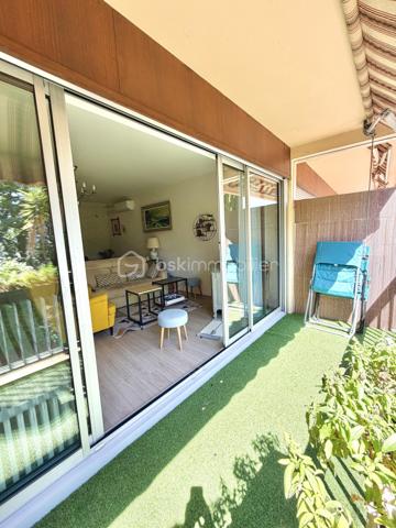 Situé dans le secteur prisé de Six-Fours-Les-Plages, Quartier Bouillibaye / Talian, cet appartement familial traversant de 85 m2 offre un cadre de vie privilégié, au calme, entouré de verdure tout en restant à proximité immédiate du centre ville et des écoles (Ecole Condorcet à 5 minutes à pieds - Collège Reynier à 10 min à pieds)

Un cadre de vie lumineux et apaisant implanté au 1er étage d'une petite copropriété agréable et parfaitement entretenue, l'appartement bénéficie d'une double exposition Est / Ouest, garantissant une luminosité optimale tout au long de la journée.
La pièce de vie et la cuisine aménagée et équipée s'ouvrent sur un grand balcon de 17 m2, véritable prolongement de l'espace intérieur.
Avec sa vue dégagée sur la végétation et l'absence totale de vis à vis, cet extérieur constitue un véritable espace de vie supplémentaire, idéal pour les repas en famille ou les moments de détente.

Un espace nuit confortable et fonctionnel :
. Chambre 1 : 15 m2 avec rangements donnant sur le balcon
. Chambre 2 : 13 m2 avec rangement + une fermeture de loggia privative de 4 m2
. Chambre 3 : 12 m2 avec rangement + une fermeture de loggia privative de 4 m2
. Une salle d'eau moderne et un WC indépendant.

La distribution traversante assure confort, luminosité et ventilation naturelle.

Les prestations "Plus":
. Appartement sain  et rénové ;
. Confort thermique : Climatisation réversible, double vitrage.
. Praticité : Volets roulants motorisés isolés ;

Les points forts :
. Aucun vis-à-vis ;
. Résidence à taille humaine ;
. Environnement calme.

Une cave vient finaliser les atouts de cet appartement. 
Le stationnement reste aisé au sein de cette copropriété. Cependant, un garage peut être proposé à l'achat en supplément.

Un bien parfait par son emplacement stratégique, sa tranquillité, ses volumes généreux. Un bien idéal pour une famille souhaitant conjuguer confort, proximité et sérénité.

RARE SUR LE SECTEUR !

Nous sommes disponibles 7 jours sur 7 pour répondre à vos interrogations et organiser une visite découverte.