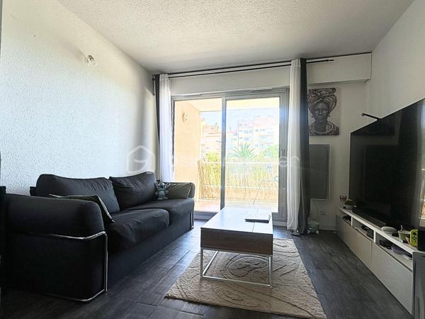 Appartement de 47 m2, idéalement situé à 1 minute à pied du Port de Hyères, de ses restaurants, et commerces. 
Avec une sublime terrasse de 16 m2, orientée Est, venez découvrir ce spacieux appartement, au 1er étage d'une résidence de 5 étages, avec ascenseur. 
Proche des commodités, de l'aéroport, de l'hippodrome et des plages.
Qu'il s'agisse d'un pied à terre ou d'un investissement locatif, ne tardez pas pour une visite. 
Atouts :
- Résidence sécurisée avec système de surveillance, Digicode, et ascenseur. 
- Calme 
- Fenêtres PVC, Volets roulants
- Appartement lumineux 
- Chauffage individuel 
- Excellent DPE 

Pour plus d'informations, une visite, ou une vidéo, me contacter au 06.19.94.62.19