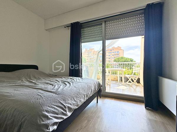 Appartement de 47 m2, idéalement situé à 1 minute à pied du Port de Hyères, de ses restaurants, et commerces. 
Avec une sublime terrasse de 16 m2, orientée Est, venez découvrir ce spacieux appartement, au 1er étage d'une résidence de 5 étages, avec ascenseur. 
Proche des commodités, de l'aéroport, de l'hippodrome et des plages.
Qu'il s'agisse d'un pied à terre ou d'un investissement locatif, ne tardez pas pour une visite. 
Atouts :
- Résidence sécurisée avec système de surveillance, Digicode, et ascenseur. 
- Calme 
- Fenêtres PVC, Volets roulants
- Appartement lumineux 
- Chauffage individuel 
- Excellent DPE 

Pour plus d'informations, une visite, ou une vidéo, me contacter au 06.19.94.62.19