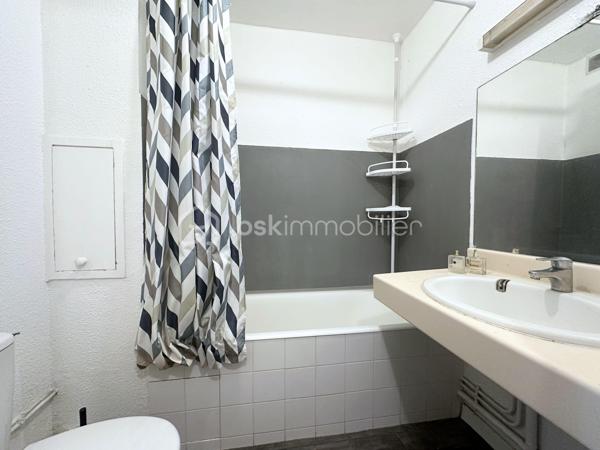 Appartement de 47 m2, idéalement situé à 1 minute à pied du Port de Hyères, de ses restaurants, et commerces. 
Avec une sublime terrasse de 16 m2, orientée Est, venez découvrir ce spacieux appartement, au 1er étage d'une résidence de 5 étages, avec ascenseur. 
Proche des commodités, de l'aéroport, de l'hippodrome et des plages.
Qu'il s'agisse d'un pied à terre ou d'un investissement locatif, ne tardez pas pour une visite. 
Atouts :
- Résidence sécurisée avec système de surveillance, Digicode, et ascenseur. 
- Calme 
- Fenêtres PVC, Volets roulants
- Appartement lumineux 
- Chauffage individuel 
- Excellent DPE 

Pour plus d'informations, une visite, ou une vidéo, me contacter au 06.19.94.62.19