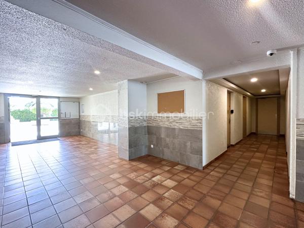 Appartement de 47 m2, idéalement situé à 1 minute à pied du Port de Hyères, de ses restaurants, et commerces. 
Avec une sublime terrasse de 16 m2, orientée Est, venez découvrir ce spacieux appartement, au 1er étage d'une résidence de 5 étages, avec ascenseur. 
Proche des commodités, de l'aéroport, de l'hippodrome et des plages.
Qu'il s'agisse d'un pied à terre ou d'un investissement locatif, ne tardez pas pour une visite. 
Atouts :
- Résidence sécurisée avec système de surveillance, Digicode, et ascenseur. 
- Calme 
- Fenêtres PVC, Volets roulants
- Appartement lumineux 
- Chauffage individuel 
- Excellent DPE 

Pour plus d'informations, une visite, ou une vidéo, me contacter au 06.19.94.62.19