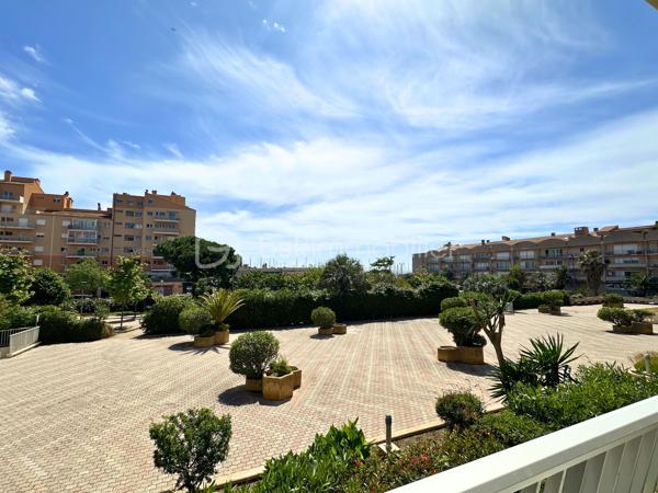 Appartement de 47 m2, idéalement situé à 1 minute à pied du Port de Hyères, de ses restaurants, et commerces. 
Avec une sublime terrasse de 16 m2, orientée Est, venez découvrir ce spacieux appartement, au 1er étage d'une résidence de 5 étages, avec ascenseur. 
Proche des commodités, de l'aéroport, de l'hippodrome et des plages.
Qu'il s'agisse d'un pied à terre ou d'un investissement locatif, ne tardez pas pour une visite. 
Atouts :
- Résidence sécurisée avec système de surveillance, Digicode, et ascenseur. 
- Calme 
- Fenêtres PVC, Volets roulants
- Appartement lumineux 
- Chauffage individuel 
- Excellent DPE 

Pour plus d'informations, une visite, ou une vidéo, me contacter au 06.19.94.62.19