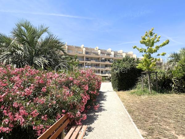Appartement de 47 m2, idéalement situé à 1 minute à pied du Port de Hyères, de ses restaurants, et commerces. 
Avec une sublime terrasse de 16 m2, orientée Est, venez découvrir ce spacieux appartement, au 1er étage d'une résidence de 5 étages, avec ascenseur. 
Proche des commodités, de l'aéroport, de l'hippodrome et des plages.
Qu'il s'agisse d'un pied à terre ou d'un investissement locatif, ne tardez pas pour une visite. 
Atouts :
- Résidence sécurisée avec système de surveillance, Digicode, et ascenseur. 
- Calme 
- Fenêtres PVC, Volets roulants
- Appartement lumineux 
- Chauffage individuel 
- Excellent DPE 

Pour plus d'informations, une visite, ou une vidéo, me contacter au 06.19.94.62.19