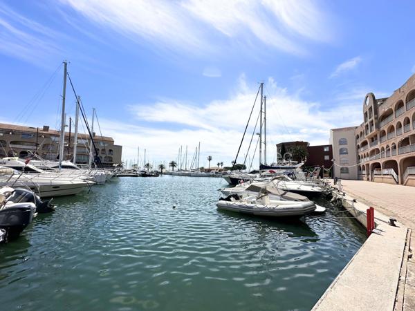 Appartement de 47 m2, idéalement situé à 1 minute à pied du Port de Hyères, de ses restaurants, et commerces. 
Avec une sublime terrasse de 16 m2, orientée Est, venez découvrir ce spacieux appartement, au 1er étage d'une résidence de 5 étages, avec ascenseur. 
Proche des commodités, de l'aéroport, de l'hippodrome et des plages.
Qu'il s'agisse d'un pied à terre ou d'un investissement locatif, ne tardez pas pour une visite. 
Atouts :
- Résidence sécurisée avec système de surveillance, Digicode, et ascenseur. 
- Calme 
- Fenêtres PVC, Volets roulants
- Appartement lumineux 
- Chauffage individuel 
- Excellent DPE 

Pour plus d'informations, une visite, ou une vidéo, me contacter au 06.19.94.62.19