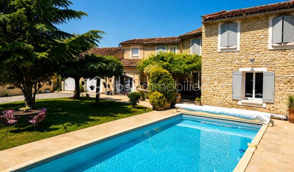 🌿✨ Maison en pierre avec vue Ventoux et Dentelles de Montmirail ✨🌿

À proximité du village, tout en profitant d’un environnement calme et privilégié, découvrez cette magnifique maison en pierre entièrement rénovée, offrant environ 180 m² habitables au cœur d’un superbe jardin arboré au charme authentique.

Dès l’entrée, le charme opère avec de beaux volumes et une atmosphère chaleureuse. La maison propose un vaste espace de vie composé d’un salon, d’une salle à manger et d’une cuisine équipée, ouverts sur une très belle terrasse ombragée, idéale pour profiter des repas d’été dans un cadre paisible.

À l’étage, l’espace nuit se compose de quatre chambres dont une parentale , d’une salle de bain avec baignoire et douche, d’un grand dressing ainsi qu’un toilette indépendant.
Le jardin, véritable écrin de verdure, accueille une grande piscine parfaitement intégrée dans l’environnement, invitant à la détente et à la douceur de vivre provençale.

La dépendance, pleine de charme, offre un espace indépendant idéal pour recevoir famille et amis ou envisager une activité complémentaire.
Elle se compose d’un agréable coin nuit, d’une petite cuisine fonctionnelle, d’un espace salle d’eau avec toilettes, le tout sublimé par de magnifiques fenêtres esprit verrière en fer forgé apportant beaucoup de cachet et une belle luminosité.

Les prestations complètent parfaitement ce bien rare :
 Piscine
 Terrasse ombragée
 Deux garages
 Un bureau
 Une buanderie
 Cheminée, poêle à granules, climatisation. 

🌿 Un véritable havre de paix alliant authenticité, confort et douceur de vivre, idéal pour les amoureux de la Provence et des belles demeures de caractère.
                            Coup de cœur assuré – À découvrir sans tarder.