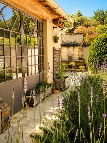 🌿✨ Maison en pierre avec vue Ventoux et Dentelles de Montmirail ✨🌿

À proximité du village, tout en profitant d’un environnement calme et privilégié, découvrez cette magnifique maison en pierre entièrement rénovée, offrant environ 180 m² habitables au cœur d’un superbe jardin arboré au charme authentique.

Dès l’entrée, le charme opère avec de beaux volumes et une atmosphère chaleureuse. La maison propose un vaste espace de vie composé d’un salon, d’une salle à manger et d’une cuisine équipée, ouverts sur une très belle terrasse ombragée, idéale pour profiter des repas d’été dans un cadre paisible.

À l’étage, l’espace nuit se compose de quatre chambres dont une parentale , d’une salle de bain avec baignoire et douche, d’un grand dressing ainsi qu’un toilette indépendant.
Le jardin, véritable écrin de verdure, accueille une grande piscine parfaitement intégrée dans l’environnement, invitant à la détente et à la douceur de vivre provençale.

La dépendance, pleine de charme, offre un espace indépendant idéal pour recevoir famille et amis ou envisager une activité complémentaire.
Elle se compose d’un agréable coin nuit, d’une petite cuisine fonctionnelle, d’un espace salle d’eau avec toilettes, le tout sublimé par de magnifiques fenêtres esprit verrière en fer forgé apportant beaucoup de cachet et une belle luminosité.

Les prestations complètent parfaitement ce bien rare :
 Piscine
 Terrasse ombragée
 Deux garages
 Un bureau
 Une buanderie
 Cheminée, poêle à granules, climatisation. 

🌿 Un véritable havre de paix alliant authenticité, confort et douceur de vivre, idéal pour les amoureux de la Provence et des belles demeures de caractère.
                            Coup de cœur assuré – À découvrir sans tarder.