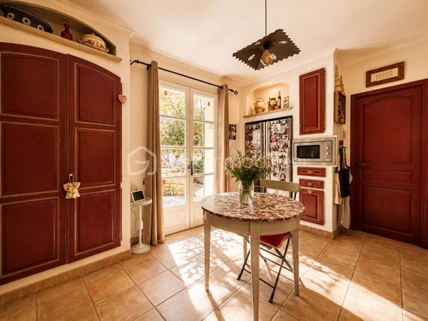 🌿✨ Maison en pierre avec vue Ventoux et Dentelles de Montmirail ✨🌿

À proximité du village, tout en profitant d’un environnement calme et privilégié, découvrez cette magnifique maison en pierre entièrement rénovée, offrant environ 180 m² habitables au cœur d’un superbe jardin arboré au charme authentique.

Dès l’entrée, le charme opère avec de beaux volumes et une atmosphère chaleureuse. La maison propose un vaste espace de vie composé d’un salon, d’une salle à manger et d’une cuisine équipée, ouverts sur une très belle terrasse ombragée, idéale pour profiter des repas d’été dans un cadre paisible.

À l’étage, l’espace nuit se compose de quatre chambres dont une parentale , d’une salle de bain avec baignoire et douche, d’un grand dressing ainsi qu’un toilette indépendant.
Le jardin, véritable écrin de verdure, accueille une grande piscine parfaitement intégrée dans l’environnement, invitant à la détente et à la douceur de vivre provençale.

La dépendance, pleine de charme, offre un espace indépendant idéal pour recevoir famille et amis ou envisager une activité complémentaire.
Elle se compose d’un agréable coin nuit, d’une petite cuisine fonctionnelle, d’un espace salle d’eau avec toilettes, le tout sublimé par de magnifiques fenêtres esprit verrière en fer forgé apportant beaucoup de cachet et une belle luminosité.

Les prestations complètent parfaitement ce bien rare :
 Piscine
 Terrasse ombragée
 Deux garages
 Un bureau
 Une buanderie
 Cheminée, poêle à granules, climatisation. 

🌿 Un véritable havre de paix alliant authenticité, confort et douceur de vivre, idéal pour les amoureux de la Provence et des belles demeures de caractère.
                            Coup de cœur assuré – À découvrir sans tarder.