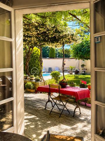 🌿✨ Maison en pierre avec vue Ventoux et Dentelles de Montmirail ✨🌿

À proximité du village, tout en profitant d’un environnement calme et privilégié, découvrez cette magnifique maison en pierre entièrement rénovée, offrant environ 180 m² habitables au cœur d’un superbe jardin arboré au charme authentique.

Dès l’entrée, le charme opère avec de beaux volumes et une atmosphère chaleureuse. La maison propose un vaste espace de vie composé d’un salon, d’une salle à manger et d’une cuisine équipée, ouverts sur une très belle terrasse ombragée, idéale pour profiter des repas d’été dans un cadre paisible.

À l’étage, l’espace nuit se compose de quatre chambres dont une parentale , d’une salle de bain avec baignoire et douche, d’un grand dressing ainsi qu’un toilette indépendant.
Le jardin, véritable écrin de verdure, accueille une grande piscine parfaitement intégrée dans l’environnement, invitant à la détente et à la douceur de vivre provençale.

La dépendance, pleine de charme, offre un espace indépendant idéal pour recevoir famille et amis ou envisager une activité complémentaire.
Elle se compose d’un agréable coin nuit, d’une petite cuisine fonctionnelle, d’un espace salle d’eau avec toilettes, le tout sublimé par de magnifiques fenêtres esprit verrière en fer forgé apportant beaucoup de cachet et une belle luminosité.

Les prestations complètent parfaitement ce bien rare :
 Piscine
 Terrasse ombragée
 Deux garages
 Un bureau
 Une buanderie
 Cheminée, poêle à granules, climatisation. 

🌿 Un véritable havre de paix alliant authenticité, confort et douceur de vivre, idéal pour les amoureux de la Provence et des belles demeures de caractère.
                            Coup de cœur assuré – À découvrir sans tarder.