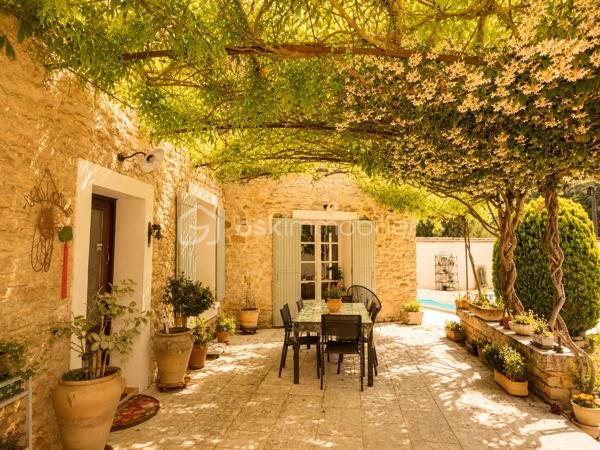 🌿✨ Maison en pierre avec vue Ventoux et Dentelles de Montmirail ✨🌿

À proximité du village, tout en profitant d’un environnement calme et privilégié, découvrez cette magnifique maison en pierre entièrement rénovée, offrant environ 180 m² habitables au cœur d’un superbe jardin arboré au charme authentique.

Dès l’entrée, le charme opère avec de beaux volumes et une atmosphère chaleureuse. La maison propose un vaste espace de vie composé d’un salon, d’une salle à manger et d’une cuisine équipée, ouverts sur une très belle terrasse ombragée, idéale pour profiter des repas d’été dans un cadre paisible.

À l’étage, l’espace nuit se compose de quatre chambres dont une parentale , d’une salle de bain avec baignoire et douche, d’un grand dressing ainsi qu’un toilette indépendant.
Le jardin, véritable écrin de verdure, accueille une grande piscine parfaitement intégrée dans l’environnement, invitant à la détente et à la douceur de vivre provençale.

La dépendance, pleine de charme, offre un espace indépendant idéal pour recevoir famille et amis ou envisager une activité complémentaire.
Elle se compose d’un agréable coin nuit, d’une petite cuisine fonctionnelle, d’un espace salle d’eau avec toilettes, le tout sublimé par de magnifiques fenêtres esprit verrière en fer forgé apportant beaucoup de cachet et une belle luminosité.

Les prestations complètent parfaitement ce bien rare :
 Piscine
 Terrasse ombragée
 Deux garages
 Un bureau
 Une buanderie
 Cheminée, poêle à granules, climatisation. 

🌿 Un véritable havre de paix alliant authenticité, confort et douceur de vivre, idéal pour les amoureux de la Provence et des belles demeures de caractère.
                            Coup de cœur assuré – À découvrir sans tarder.