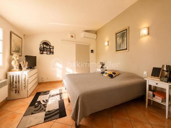 🌿✨ Maison en pierre avec vue Ventoux et Dentelles de Montmirail ✨🌿

À proximité du village, tout en profitant d’un environnement calme et privilégié, découvrez cette magnifique maison en pierre entièrement rénovée, offrant environ 180 m² habitables au cœur d’un superbe jardin arboré au charme authentique.

Dès l’entrée, le charme opère avec de beaux volumes et une atmosphère chaleureuse. La maison propose un vaste espace de vie composé d’un salon, d’une salle à manger et d’une cuisine équipée, ouverts sur une très belle terrasse ombragée, idéale pour profiter des repas d’été dans un cadre paisible.

À l’étage, l’espace nuit se compose de quatre chambres dont une parentale , d’une salle de bain avec baignoire et douche, d’un grand dressing ainsi qu’un toilette indépendant.
Le jardin, véritable écrin de verdure, accueille une grande piscine parfaitement intégrée dans l’environnement, invitant à la détente et à la douceur de vivre provençale.

La dépendance, pleine de charme, offre un espace indépendant idéal pour recevoir famille et amis ou envisager une activité complémentaire.
Elle se compose d’un agréable coin nuit, d’une petite cuisine fonctionnelle, d’un espace salle d’eau avec toilettes, le tout sublimé par de magnifiques fenêtres esprit verrière en fer forgé apportant beaucoup de cachet et une belle luminosité.

Les prestations complètent parfaitement ce bien rare :
 Piscine
 Terrasse ombragée
 Deux garages
 Un bureau
 Une buanderie
 Cheminée, poêle à granules, climatisation. 

🌿 Un véritable havre de paix alliant authenticité, confort et douceur de vivre, idéal pour les amoureux de la Provence et des belles demeures de caractère.
                            Coup de cœur assuré – À découvrir sans tarder.
