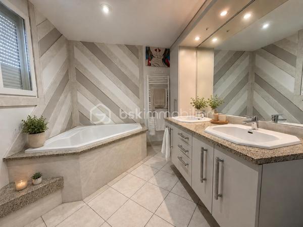 🌿✨ Maison en pierre avec vue Ventoux et Dentelles de Montmirail ✨🌿

À proximité du village, tout en profitant d’un environnement calme et privilégié, découvrez cette magnifique maison en pierre entièrement rénovée, offrant environ 180 m² habitables au cœur d’un superbe jardin arboré au charme authentique.

Dès l’entrée, le charme opère avec de beaux volumes et une atmosphère chaleureuse. La maison propose un vaste espace de vie composé d’un salon, d’une salle à manger et d’une cuisine équipée, ouverts sur une très belle terrasse ombragée, idéale pour profiter des repas d’été dans un cadre paisible.

À l’étage, l’espace nuit se compose de quatre chambres dont une parentale , d’une salle de bain avec baignoire et douche, d’un grand dressing ainsi qu’un toilette indépendant.
Le jardin, véritable écrin de verdure, accueille une grande piscine parfaitement intégrée dans l’environnement, invitant à la détente et à la douceur de vivre provençale.

La dépendance, pleine de charme, offre un espace indépendant idéal pour recevoir famille et amis ou envisager une activité complémentaire.
Elle se compose d’un agréable coin nuit, d’une petite cuisine fonctionnelle, d’un espace salle d’eau avec toilettes, le tout sublimé par de magnifiques fenêtres esprit verrière en fer forgé apportant beaucoup de cachet et une belle luminosité.

Les prestations complètent parfaitement ce bien rare :
 Piscine
 Terrasse ombragée
 Deux garages
 Un bureau
 Une buanderie
 Cheminée, poêle à granules, climatisation. 

🌿 Un véritable havre de paix alliant authenticité, confort et douceur de vivre, idéal pour les amoureux de la Provence et des belles demeures de caractère.
                            Coup de cœur assuré – À découvrir sans tarder.
