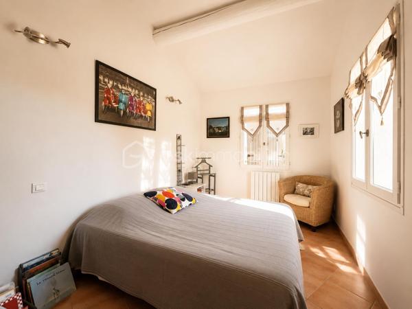 🌿✨ Maison en pierre avec vue Ventoux et Dentelles de Montmirail ✨🌿

À proximité du village, tout en profitant d’un environnement calme et privilégié, découvrez cette magnifique maison en pierre entièrement rénovée, offrant environ 180 m² habitables au cœur d’un superbe jardin arboré au charme authentique.

Dès l’entrée, le charme opère avec de beaux volumes et une atmosphère chaleureuse. La maison propose un vaste espace de vie composé d’un salon, d’une salle à manger et d’une cuisine équipée, ouverts sur une très belle terrasse ombragée, idéale pour profiter des repas d’été dans un cadre paisible.

À l’étage, l’espace nuit se compose de quatre chambres dont une parentale , d’une salle de bain avec baignoire et douche, d’un grand dressing ainsi qu’un toilette indépendant.
Le jardin, véritable écrin de verdure, accueille une grande piscine parfaitement intégrée dans l’environnement, invitant à la détente et à la douceur de vivre provençale.

La dépendance, pleine de charme, offre un espace indépendant idéal pour recevoir famille et amis ou envisager une activité complémentaire.
Elle se compose d’un agréable coin nuit, d’une petite cuisine fonctionnelle, d’un espace salle d’eau avec toilettes, le tout sublimé par de magnifiques fenêtres esprit verrière en fer forgé apportant beaucoup de cachet et une belle luminosité.

Les prestations complètent parfaitement ce bien rare :
 Piscine
 Terrasse ombragée
 Deux garages
 Un bureau
 Une buanderie
 Cheminée, poêle à granules, climatisation. 

🌿 Un véritable havre de paix alliant authenticité, confort et douceur de vivre, idéal pour les amoureux de la Provence et des belles demeures de caractère.
                            Coup de cœur assuré – À découvrir sans tarder.