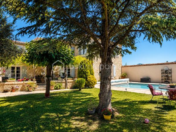 🌿✨ Maison en pierre avec vue Ventoux et Dentelles de Montmirail ✨🌿

À proximité du village, tout en profitant d’un environnement calme et privilégié, découvrez cette magnifique maison en pierre entièrement rénovée, offrant environ 180 m² habitables au cœur d’un superbe jardin arboré au charme authentique.

Dès l’entrée, le charme opère avec de beaux volumes et une atmosphère chaleureuse. La maison propose un vaste espace de vie composé d’un salon, d’une salle à manger et d’une cuisine équipée, ouverts sur une très belle terrasse ombragée, idéale pour profiter des repas d’été dans un cadre paisible.

À l’étage, l’espace nuit se compose de quatre chambres dont une parentale , d’une salle de bain avec baignoire et douche, d’un grand dressing ainsi qu’un toilette indépendant.
Le jardin, véritable écrin de verdure, accueille une grande piscine parfaitement intégrée dans l’environnement, invitant à la détente et à la douceur de vivre provençale.

La dépendance, pleine de charme, offre un espace indépendant idéal pour recevoir famille et amis ou envisager une activité complémentaire.
Elle se compose d’un agréable coin nuit, d’une petite cuisine fonctionnelle, d’un espace salle d’eau avec toilettes, le tout sublimé par de magnifiques fenêtres esprit verrière en fer forgé apportant beaucoup de cachet et une belle luminosité.

Les prestations complètent parfaitement ce bien rare :
 Piscine
 Terrasse ombragée
 Deux garages
 Un bureau
 Une buanderie
 Cheminée, poêle à granules, climatisation. 

🌿 Un véritable havre de paix alliant authenticité, confort et douceur de vivre, idéal pour les amoureux de la Provence et des belles demeures de caractère.
                            Coup de cœur assuré – À découvrir sans tarder.