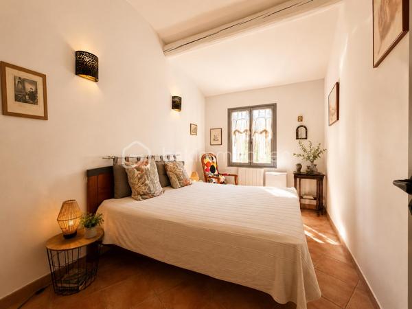 🌿✨ Maison en pierre avec vue Ventoux et Dentelles de Montmirail ✨🌿

À proximité du village, tout en profitant d’un environnement calme et privilégié, découvrez cette magnifique maison en pierre entièrement rénovée, offrant environ 180 m² habitables au cœur d’un superbe jardin arboré au charme authentique.

Dès l’entrée, le charme opère avec de beaux volumes et une atmosphère chaleureuse. La maison propose un vaste espace de vie composé d’un salon, d’une salle à manger et d’une cuisine équipée, ouverts sur une très belle terrasse ombragée, idéale pour profiter des repas d’été dans un cadre paisible.

À l’étage, l’espace nuit se compose de quatre chambres dont une parentale , d’une salle de bain avec baignoire et douche, d’un grand dressing ainsi qu’un toilette indépendant.
Le jardin, véritable écrin de verdure, accueille une grande piscine parfaitement intégrée dans l’environnement, invitant à la détente et à la douceur de vivre provençale.

La dépendance, pleine de charme, offre un espace indépendant idéal pour recevoir famille et amis ou envisager une activité complémentaire.
Elle se compose d’un agréable coin nuit, d’une petite cuisine fonctionnelle, d’un espace salle d’eau avec toilettes, le tout sublimé par de magnifiques fenêtres esprit verrière en fer forgé apportant beaucoup de cachet et une belle luminosité.

Les prestations complètent parfaitement ce bien rare :
 Piscine
 Terrasse ombragée
 Deux garages
 Un bureau
 Une buanderie
 Cheminée, poêle à granules, climatisation. 

🌿 Un véritable havre de paix alliant authenticité, confort et douceur de vivre, idéal pour les amoureux de la Provence et des belles demeures de caractère.
                            Coup de cœur assuré – À découvrir sans tarder.