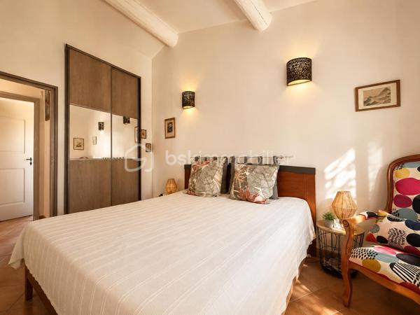 🌿✨ Maison en pierre avec vue Ventoux et Dentelles de Montmirail ✨🌿

À proximité du village, tout en profitant d’un environnement calme et privilégié, découvrez cette magnifique maison en pierre entièrement rénovée, offrant environ 180 m² habitables au cœur d’un superbe jardin arboré au charme authentique.

Dès l’entrée, le charme opère avec de beaux volumes et une atmosphère chaleureuse. La maison propose un vaste espace de vie composé d’un salon, d’une salle à manger et d’une cuisine équipée, ouverts sur une très belle terrasse ombragée, idéale pour profiter des repas d’été dans un cadre paisible.

À l’étage, l’espace nuit se compose de quatre chambres dont une parentale , d’une salle de bain avec baignoire et douche, d’un grand dressing ainsi qu’un toilette indépendant.
Le jardin, véritable écrin de verdure, accueille une grande piscine parfaitement intégrée dans l’environnement, invitant à la détente et à la douceur de vivre provençale.

La dépendance, pleine de charme, offre un espace indépendant idéal pour recevoir famille et amis ou envisager une activité complémentaire.
Elle se compose d’un agréable coin nuit, d’une petite cuisine fonctionnelle, d’un espace salle d’eau avec toilettes, le tout sublimé par de magnifiques fenêtres esprit verrière en fer forgé apportant beaucoup de cachet et une belle luminosité.

Les prestations complètent parfaitement ce bien rare :
 Piscine
 Terrasse ombragée
 Deux garages
 Un bureau
 Une buanderie
 Cheminée, poêle à granules, climatisation. 

🌿 Un véritable havre de paix alliant authenticité, confort et douceur de vivre, idéal pour les amoureux de la Provence et des belles demeures de caractère.
                            Coup de cœur assuré – À découvrir sans tarder.